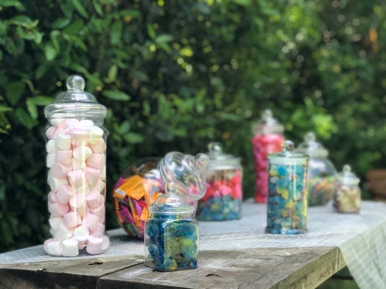 Buffet de douceurs dans un jardin
