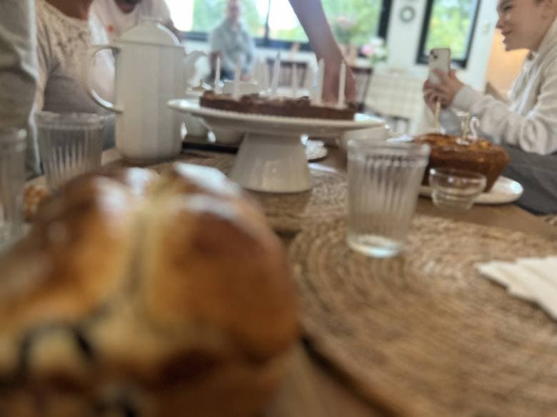 Détails chaleureux d’une table de réception