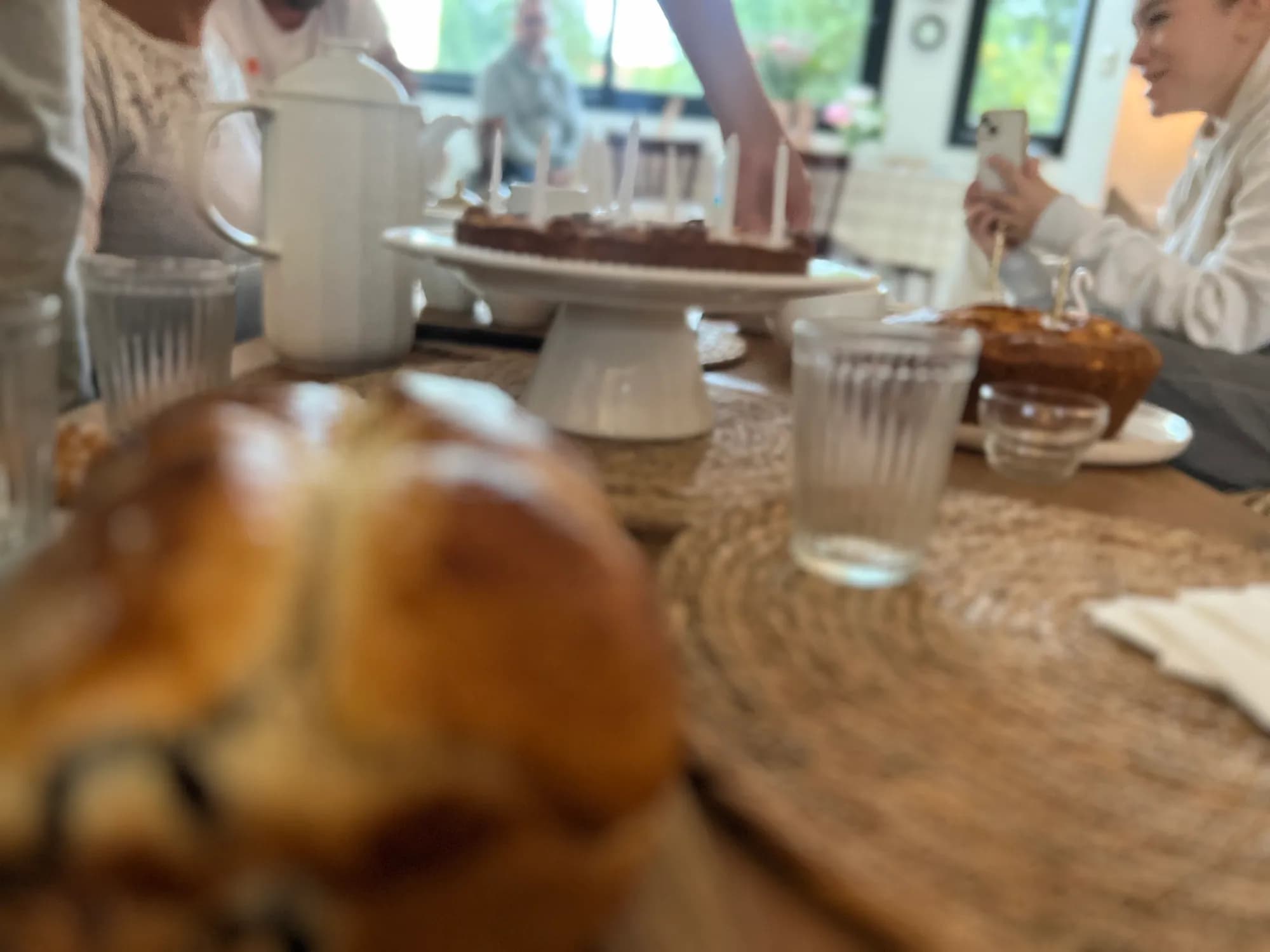Brioche et gâteau sur un présentoir