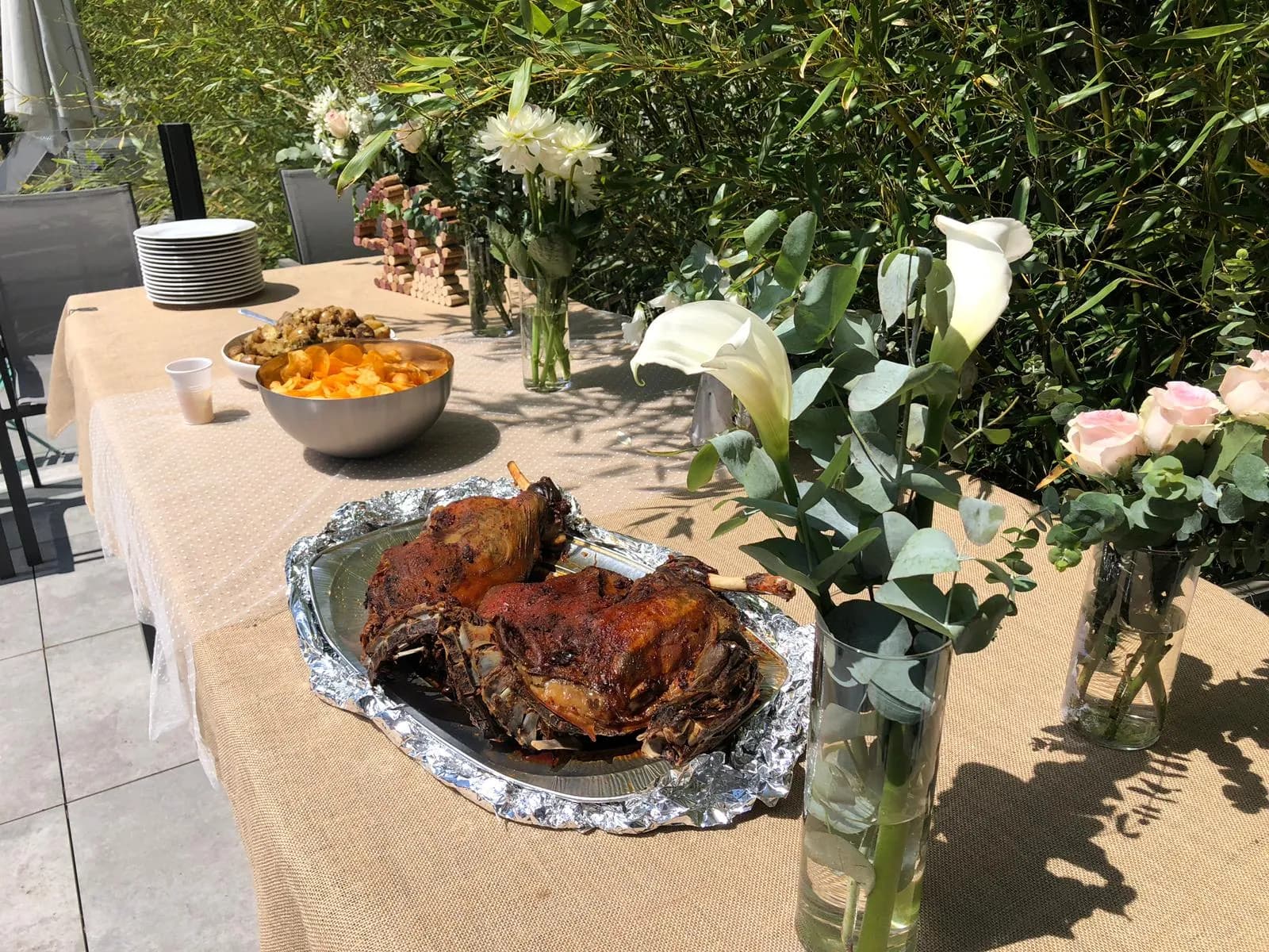 Buffet en plein air, arums et eucalyptus