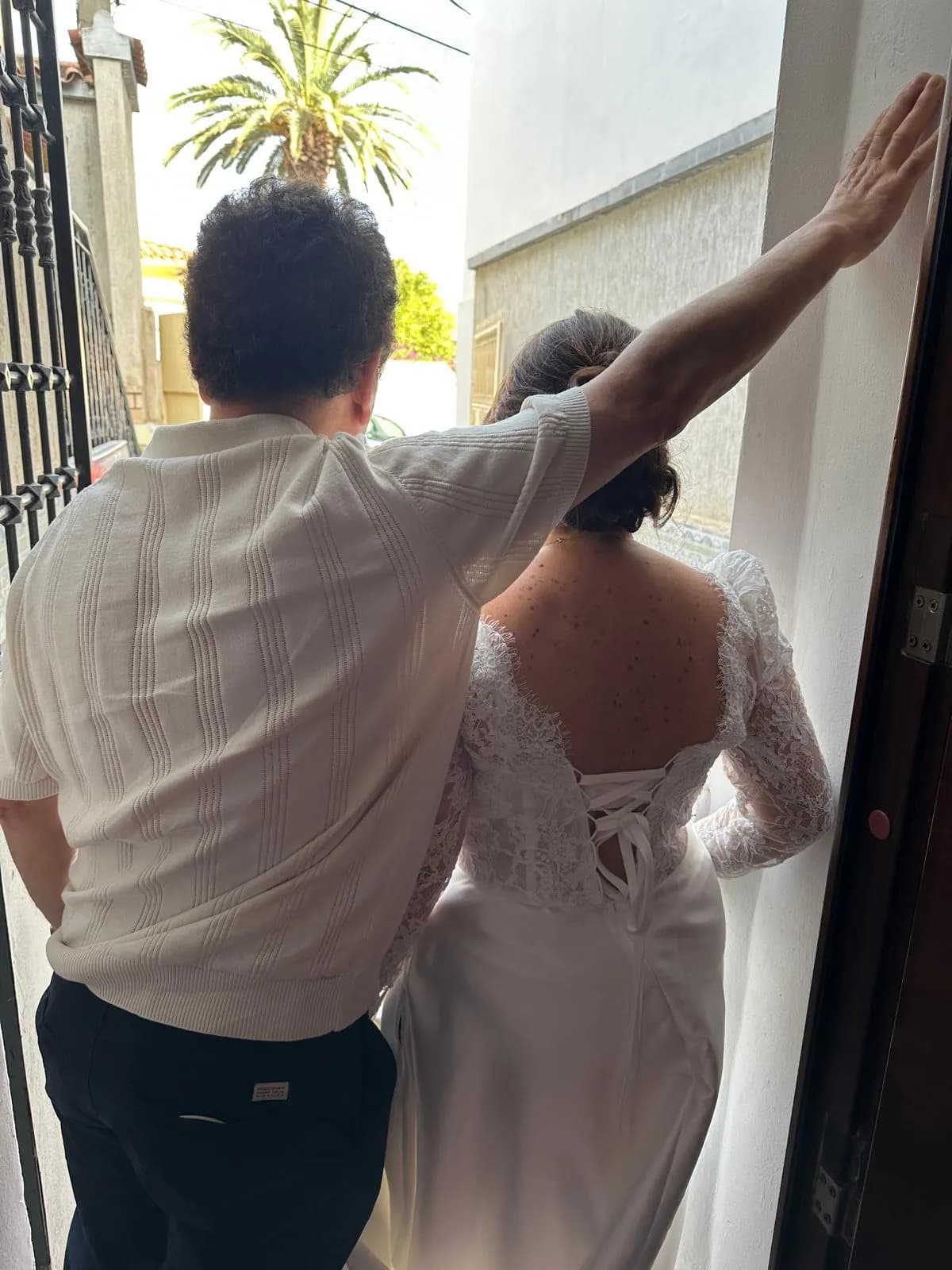 Deux silhouettes dans l’embrasure d’une porte