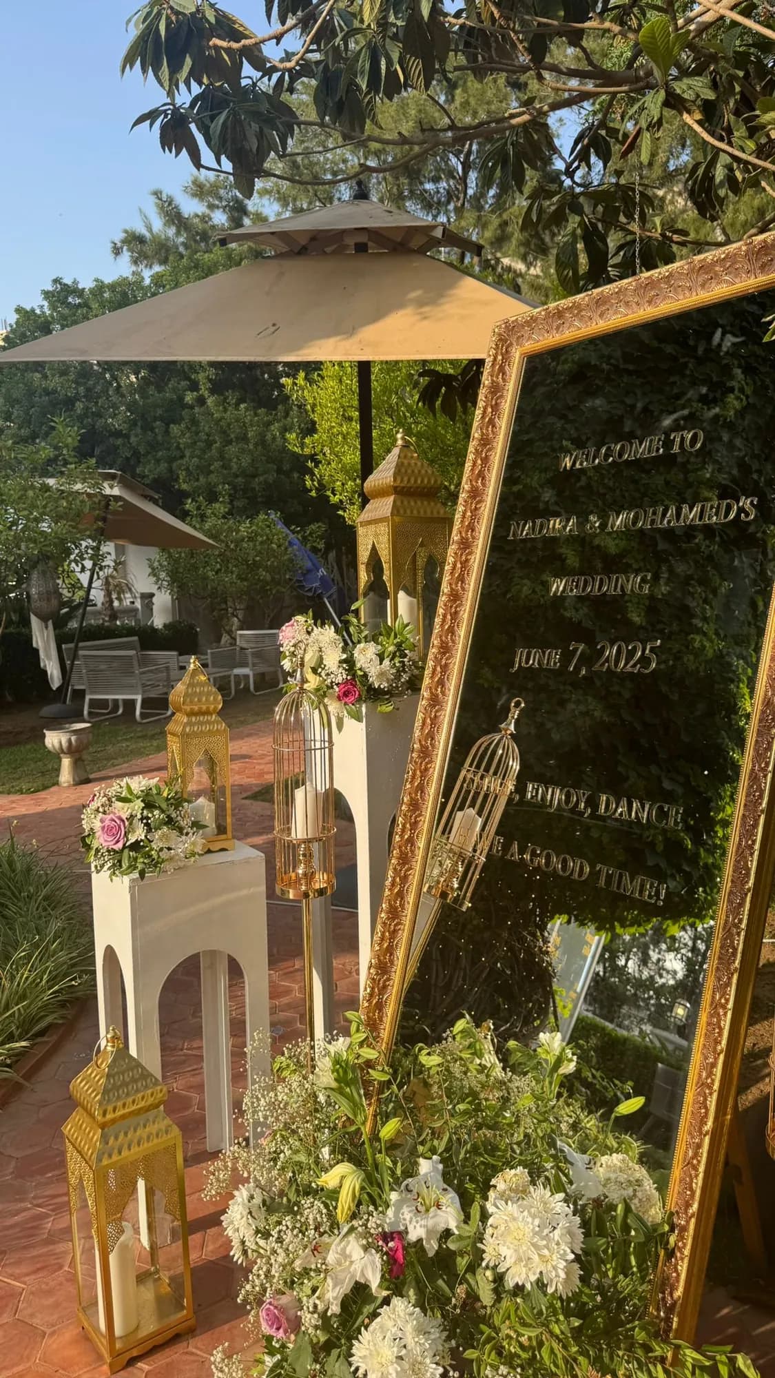 Miroir de bienvenue dans le jardin, lanternes dorées