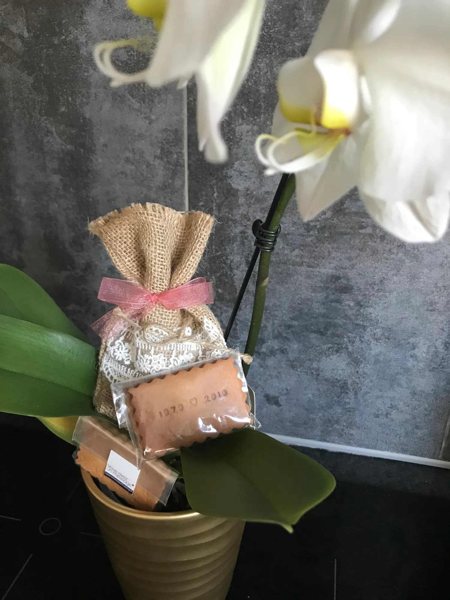 Sachet de jute et orchidée blanche