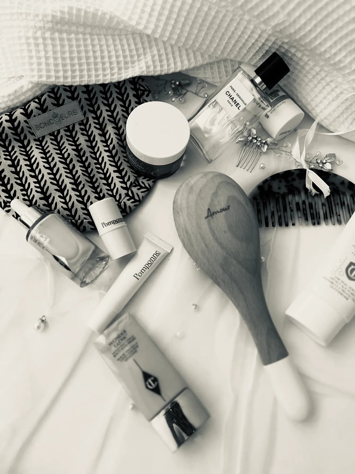 Soins et brosse en bois, en noir et blanc