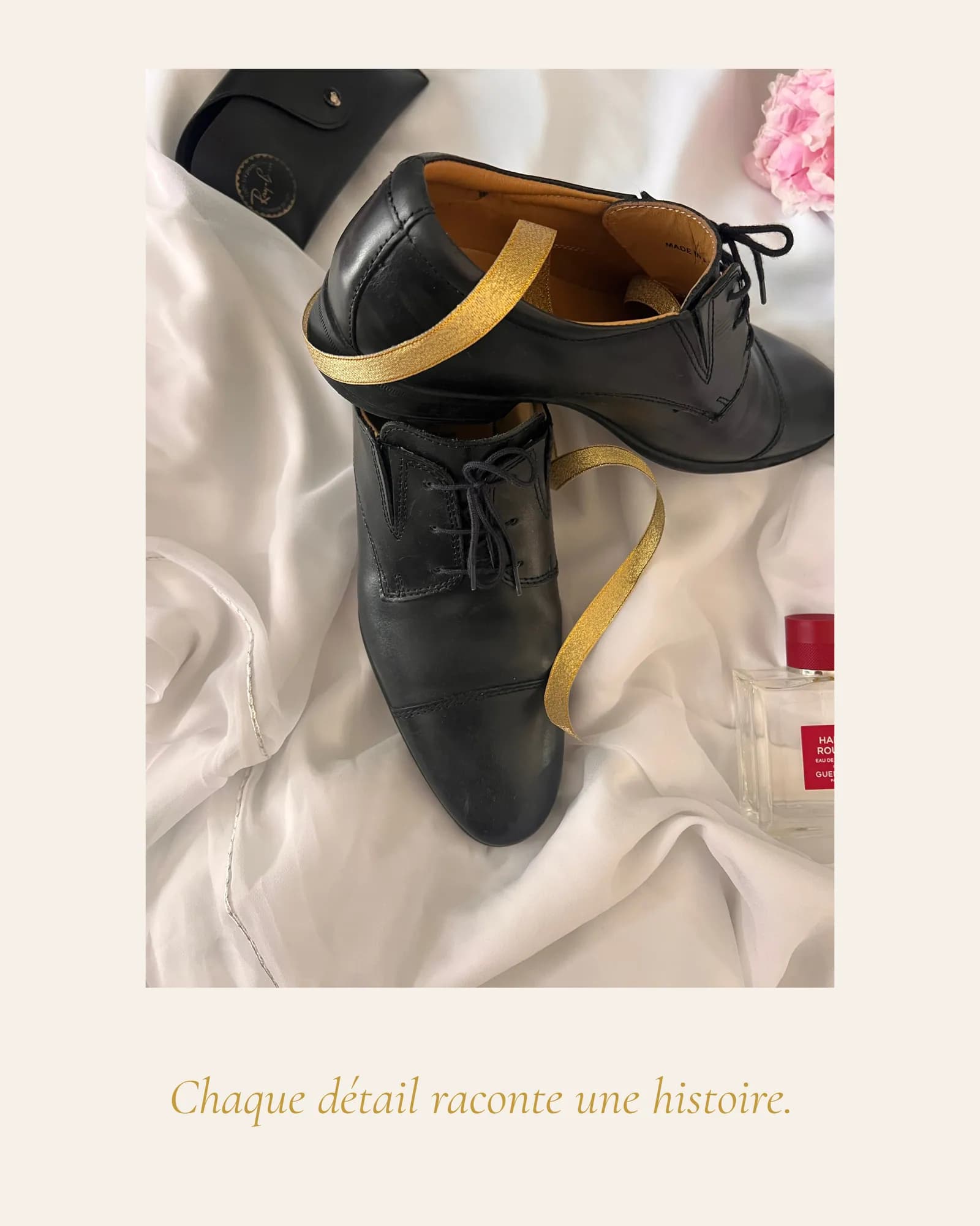Souliers noirs et ruban doré sur un satin blanc