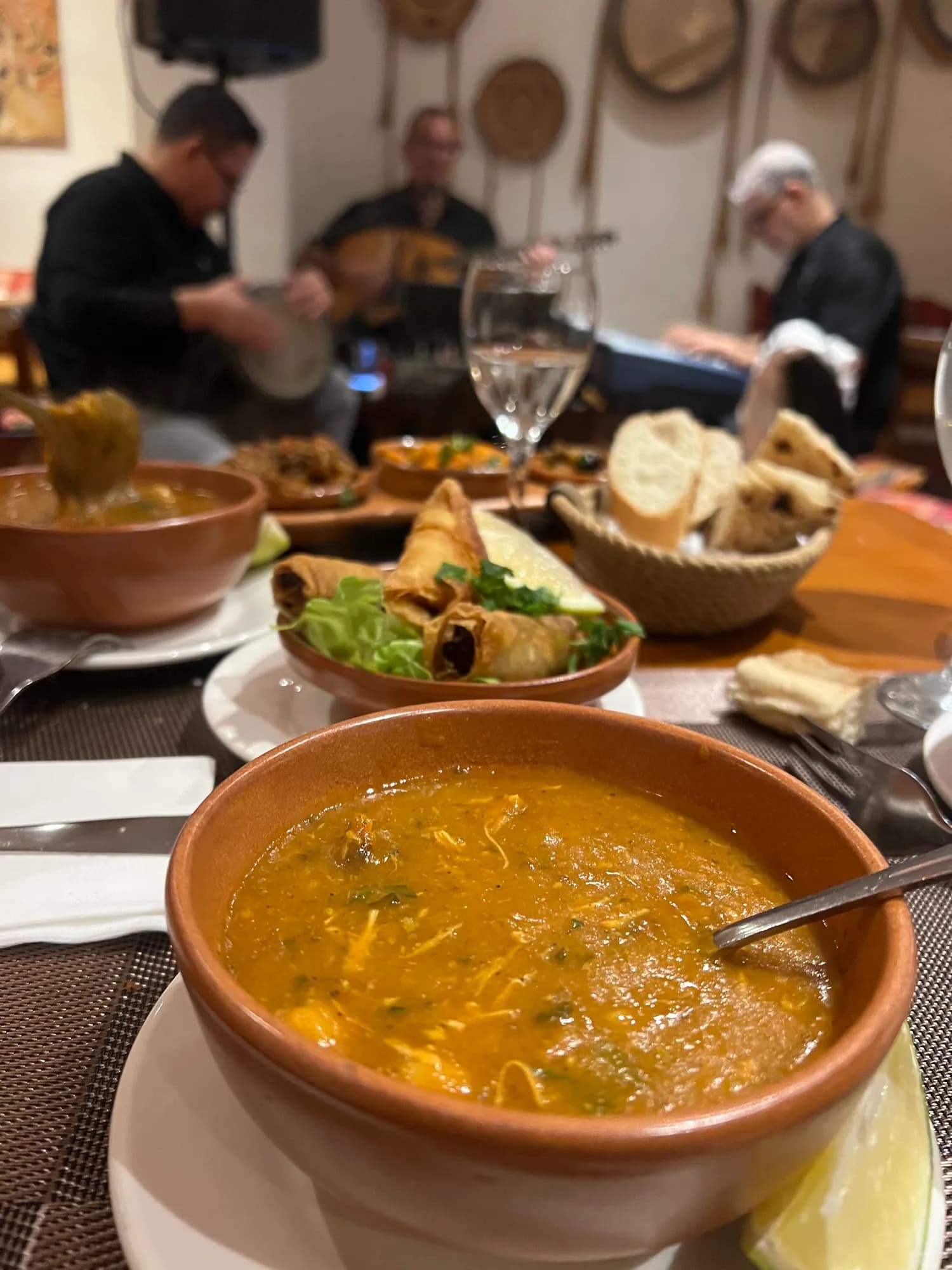 Soupe, pain et entrées sur une table familiale