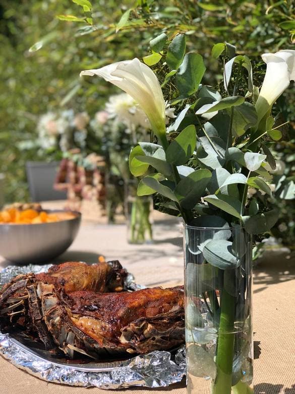 Fleurs blanches et buffet dans un jardin