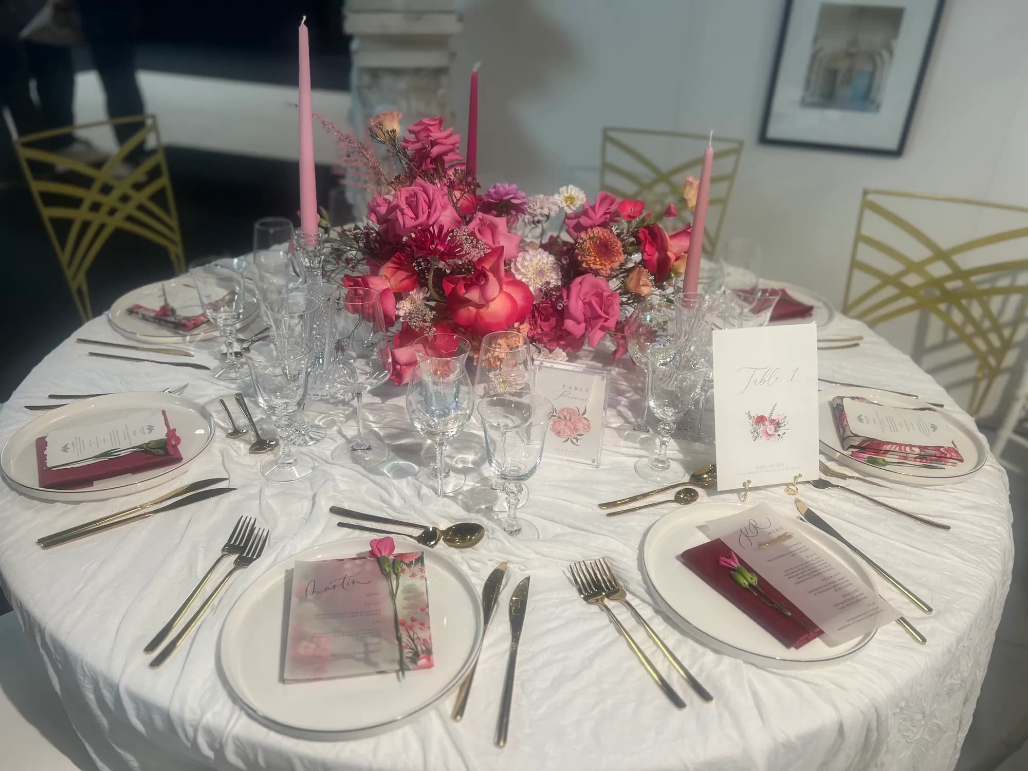 Table ronde, bouquet rose et bougies roses
